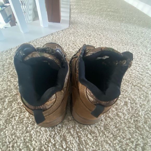 Magellan Outdoors Hiking Boots Boys size 5D ALMOST NEW ! - Picture 5 of 7